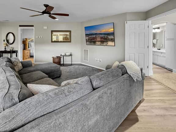 Lake view, beautiful spacious comfy - Image 5