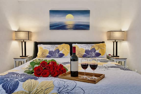 40-4 Cozy, quiet secluded close to strip & Marina - Image 1