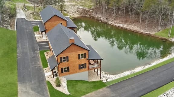 Close to pools, overlooks water, gorgeous cabin - Image 1