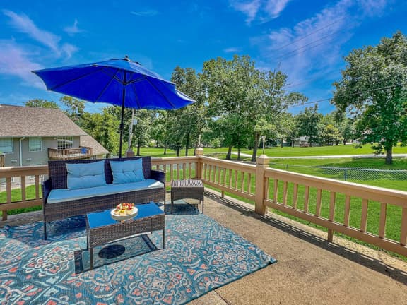 181 Walk In No stairs, Beautiful, Cozy, Huge Patio - Image 1