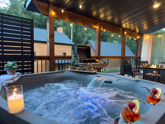 Close to Thunder Ridge, Luxury Cabin, Pools - Image 1
