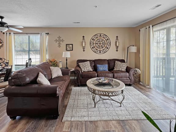 No stairs, walk to marina, secluded, mins to strip - Image 1