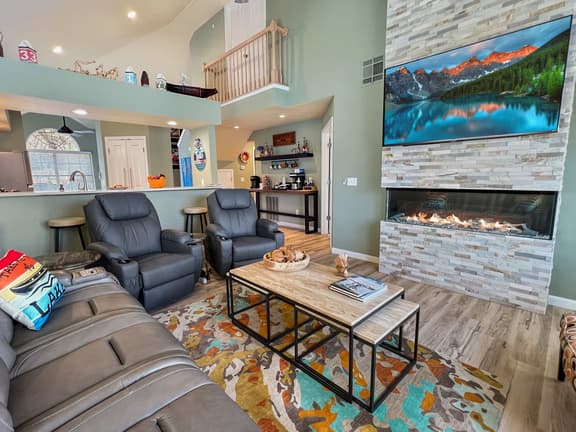 Lakefront Getaway, Marina View, Minutes to Strip - Image 1