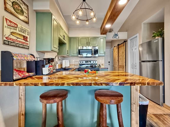 Stunning views, pool, Spacious, comfortable studio - Image 1