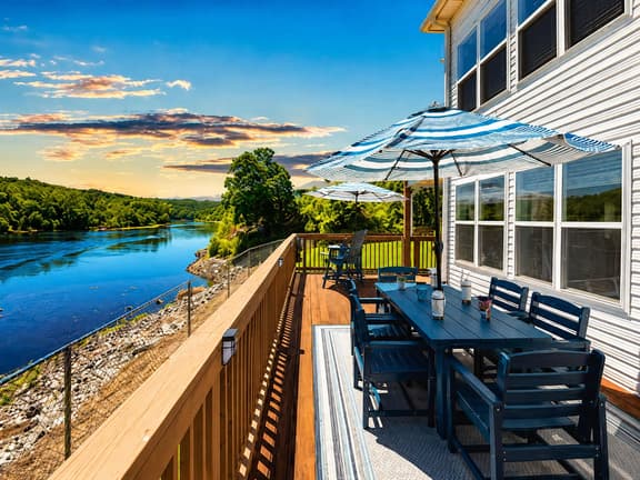 No Stairs, Lakeside, beautiful patio and yard - Image 1