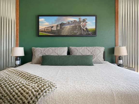 408 - Cozy, Pet friendly walk to Landing, King bed - Image 1