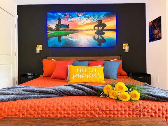 Creekside walk to downtown, landing, king bed - Image 1